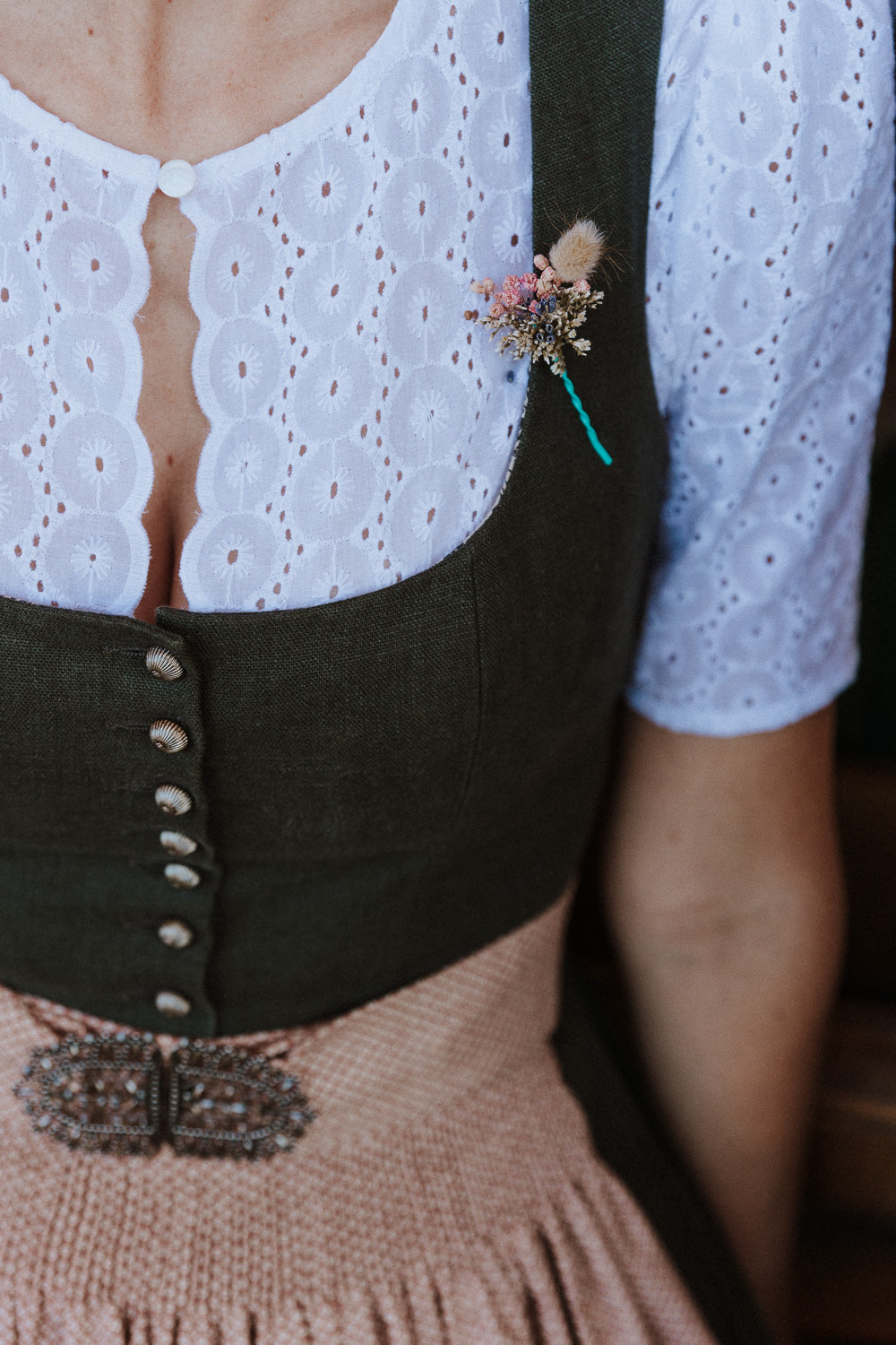 Leinendirndl AVA oliv