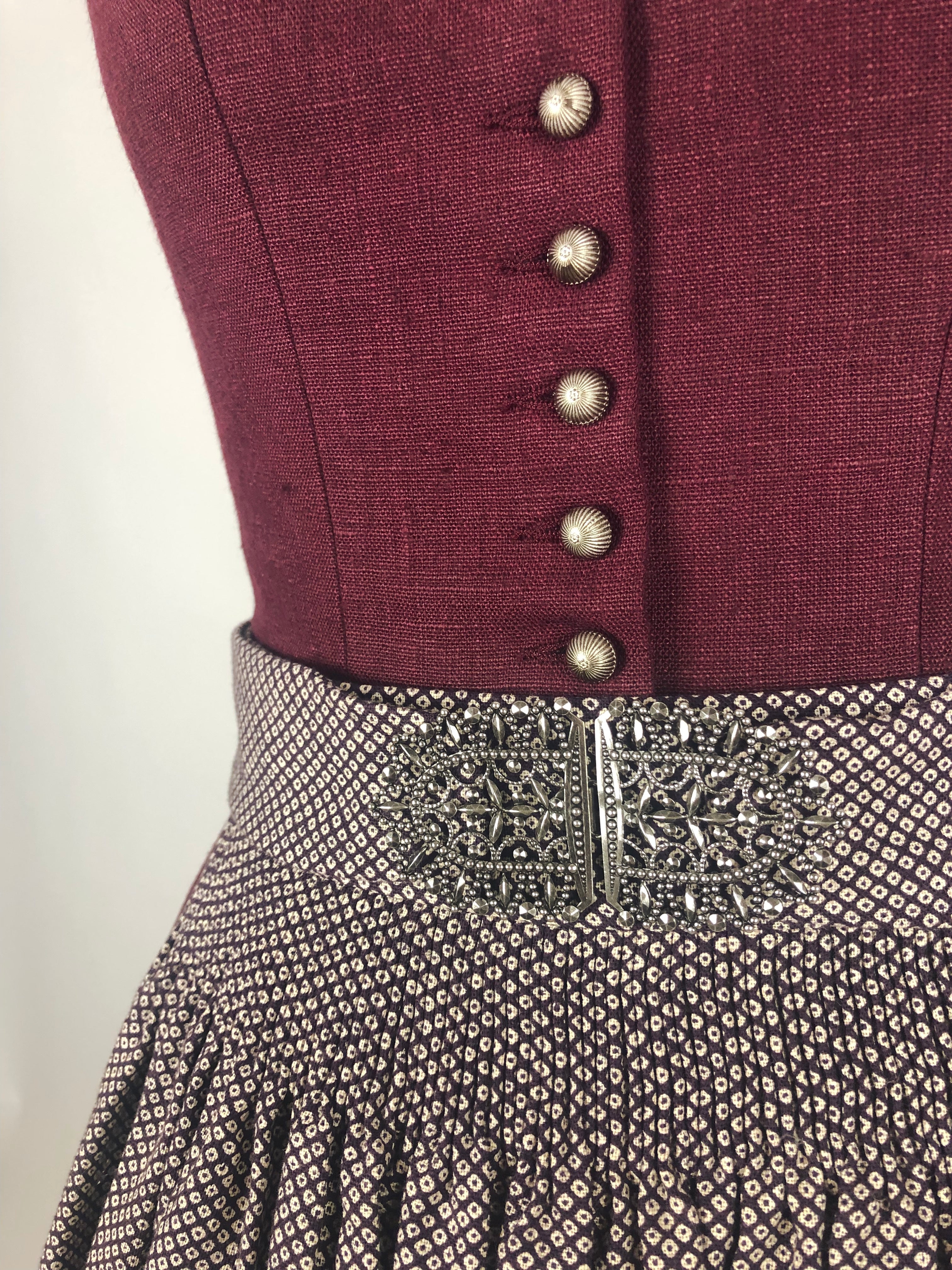 Leinendirndl AVA burgund